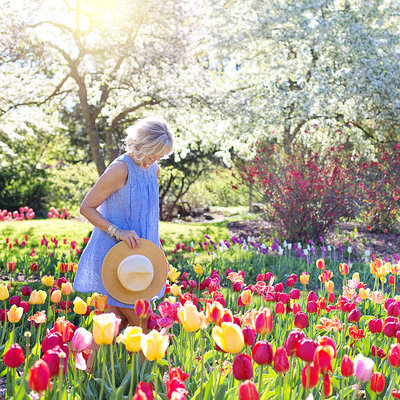 Frau im Tulpenbeet