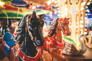 Karussell mit Pferdchen auf dem Herbstjahrmarkt